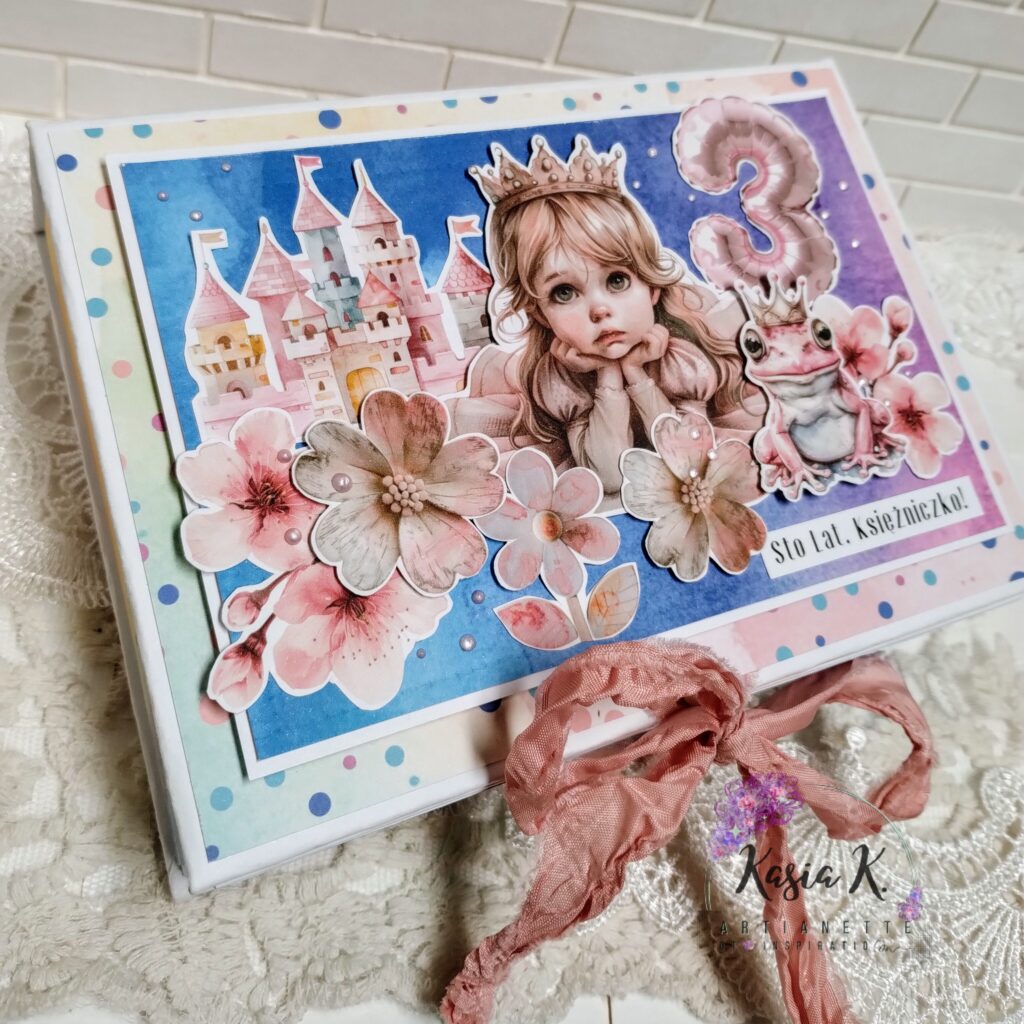 pudełko na zdjęcia, pudełko na prezent, pomysł na podarunek, pudełko dla dziecka, inspiracja DT Artianette, kolekcja Reinbow Dreams, dodatki do wycinania z Babies in Pastel Pink mini COLLECTION, scrapbooking