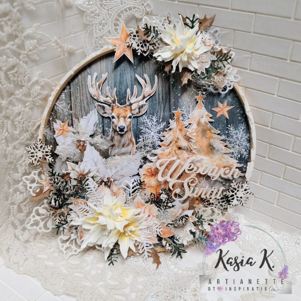 tamborek świąteczny na Boże Narodzenie, inspiracja, dekor świąteczny, świąteczna, scrapbooking papers, Artianette kolekcja Winter Boards, dodatki do wycinania Christmas Gold Green, Poinsettias SET 03