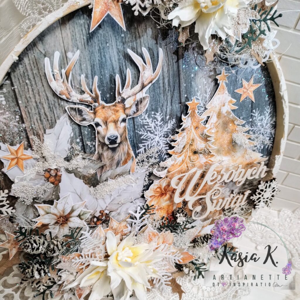 tamborek świąteczny na Boże Narodzenie, inspiracja, dekor świąteczny, świąteczna, scrapbooking papers, Artianette kolekcja Winter Boards, dodatki do wycinania Christmas Gold Green, Poinsettias SET 03
