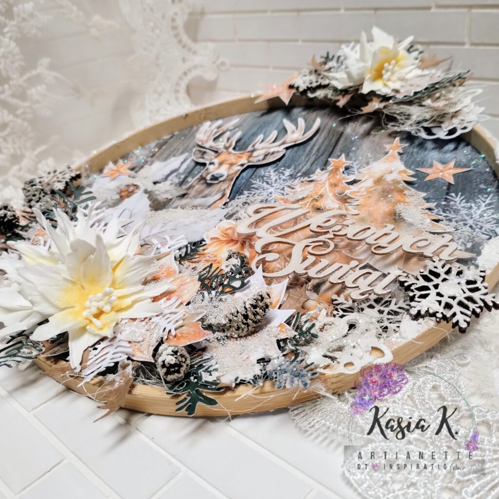 tamborek świąteczny na Boże Narodzenie, inspiracja, dekor świąteczny, świąteczna, scrapbooking papers, Artianette kolekcja Winter Boards, dodatki do wycinania Christmas Gold Green, Poinsettias SET 03